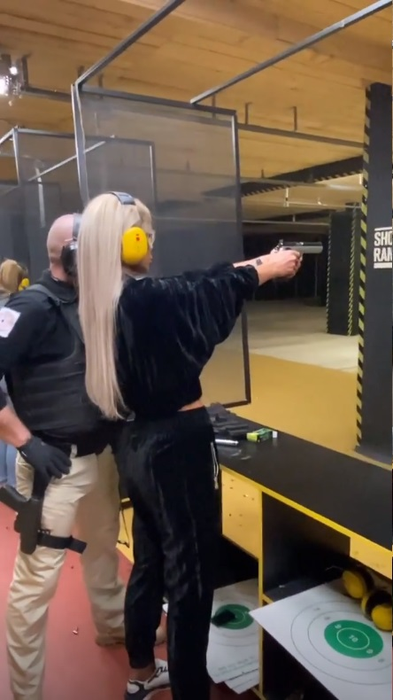 Bianca Drăgușanu se teme pentru viața ei după divorț!? A învățat să tragă cu pistolul! VIDEO