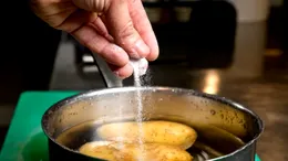 Ți-a ieșit piureul de cartofi prea lichid? Metodele prin care să-l salvezi, fără să-i strici gustul