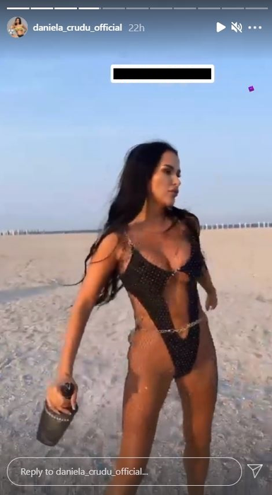 Daniela Crudu a îmbrăcat un costum de baie minuscul și a ”defilat” pe plaja din Mamaia. FOTO