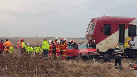 Accident violent lângă Timișoara! Traficul feroviar este blocat, după ce un tren a lovit o mașină