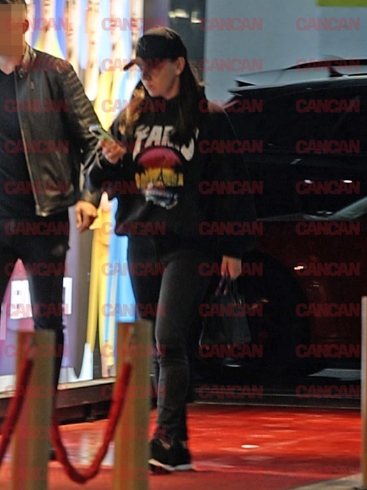 Avem imaginile! Simona Halep a fost cu șoferul la mall, dar nu a părut în apele ei, după ce a coborât din superbul Porsche Carrera 4. Foto: CANCAN.RO