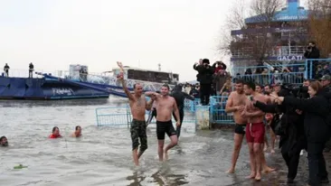 17 bărbați s-au aruncat în Dunăre, la Galați, după crucea sfințită de Bobotează