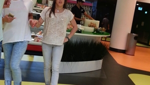 A “fugit” din cantonament la mall! Gimnasta Larisa Iordache n-are iubit, dar are cine s-o rasfete!