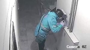 Incredibil! Un curier a deschis cutia de pizza și înainte să i-o ducă clientului a...