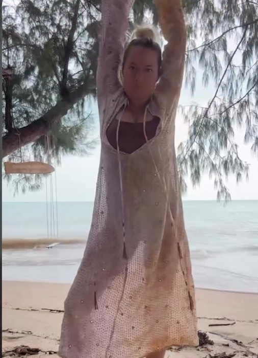 Cum arată Laura Cosoi în costum de baie, după 4 nașteri. Fanii au crezut că nu văd bine!