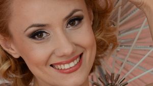 Bebelusa Oana le arata romancelor vedetele internationale. Duce tinere in cluburile din Ibiza