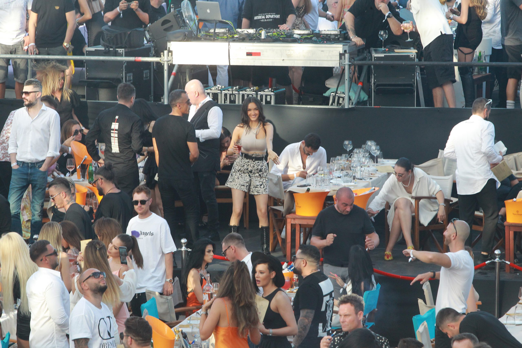 Viviana Sposub, George Burcea și ”soacra” lui s-au distrat, în club, la mare