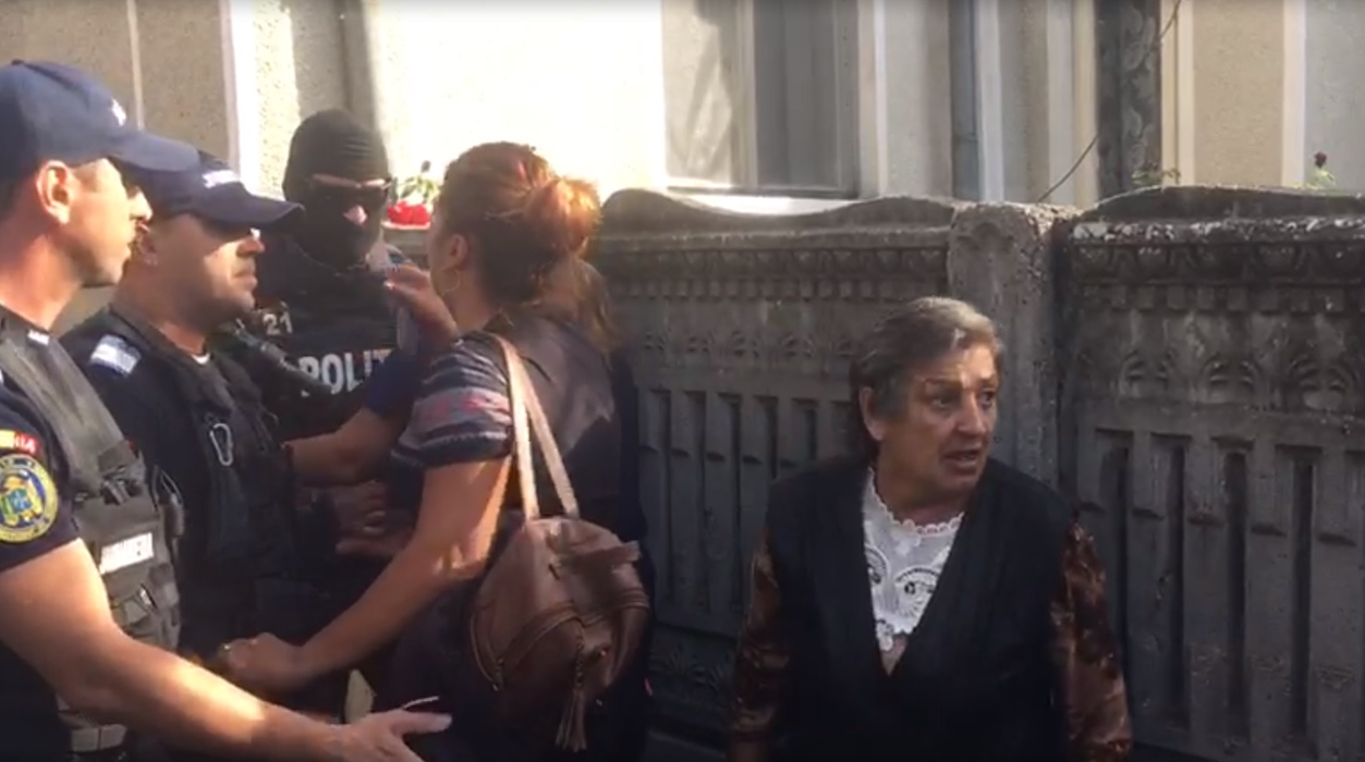 Transfigurată de durere, mama Luizei Melencu s-a luptat cu jandarmii ca să ajungă la Gheorghe Dincă. Ce a strigat bunica fetei