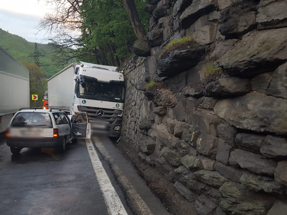 Grav accident în Vâlcea. Șoferul unui TIR a pierdut controlul volanului, a intrat pe contrasens și a lovit în plin un autoturism