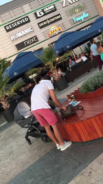 Vladmir o ajută pe logodnica lui să o schimbe pe micuţă
