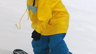 A invatat sa mearga dupa ce s-a urcat pe snowboard