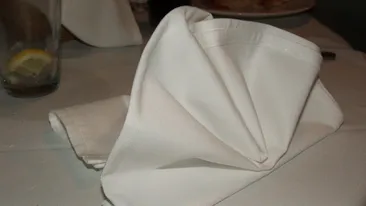 A intrat in restaurant trist si a mancat. Dupa ce a plecat, ospatarii au inceput sa planga. Ce au gasit in servetelul barbatului