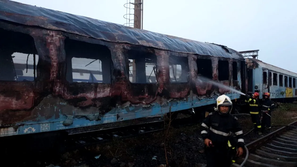 Trafic feroviar blocat între Timișoara și Arad! Şase trenuri staţionează în gările de pe traseu, după ce locomotiva unui tren de călători a luat foc