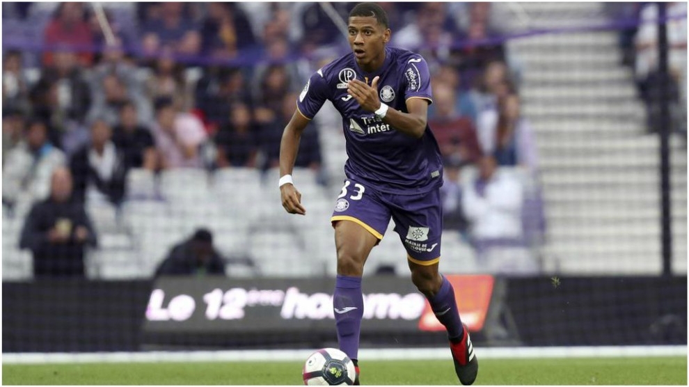 Ce lovitură! Barcelona îl ia pe "noul Varane" încă din această iarnă. Anunțul făcut de L'Equipe