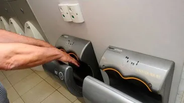 Pericolul din spatele uscătoarelor de mâini. De ce este bine să le eviți