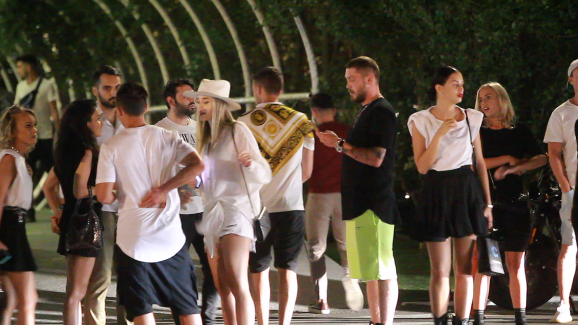 Edy Kovacs s-a distrat alături de fete apetisante și de amici într-un club din Mamaia