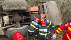 Tragedie în Bihor! Un muncitor a murit după ce s-a răsturnat cu utilajul într-o râpă