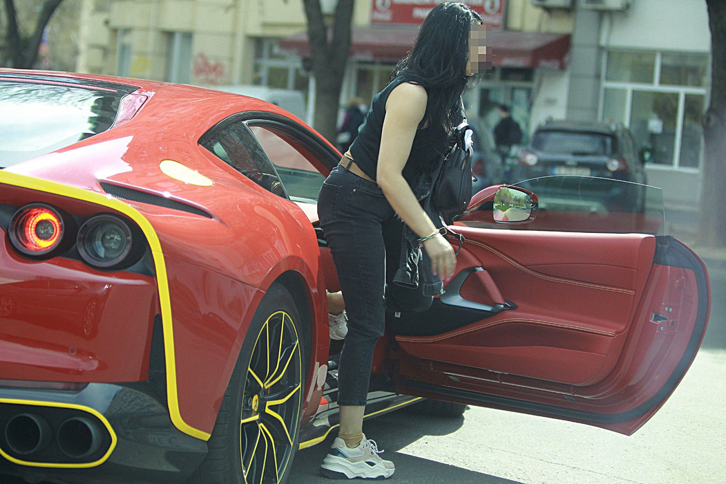 Bruneta misterioasă coboară din Ferrari-ul lui Dan Nicorescu
