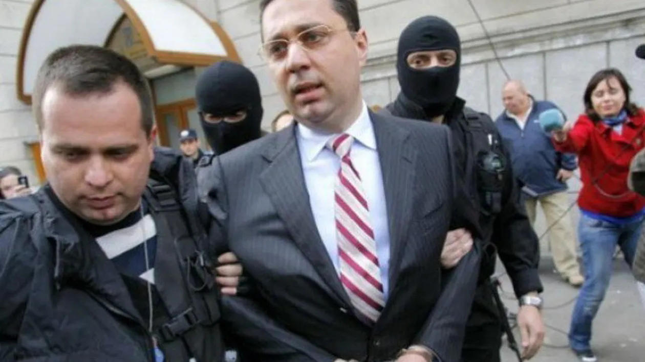 Iepurasul ii aduce o veste proasta Regelui imobiliarelor. Se afla dupa gratii si a aflat ASTA