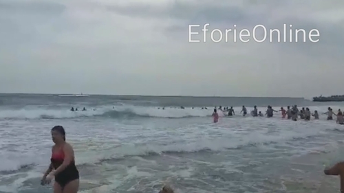 Lanţ uman pentru salvarea din mare a unor fete la Eforie Nord! Imagini impresionante