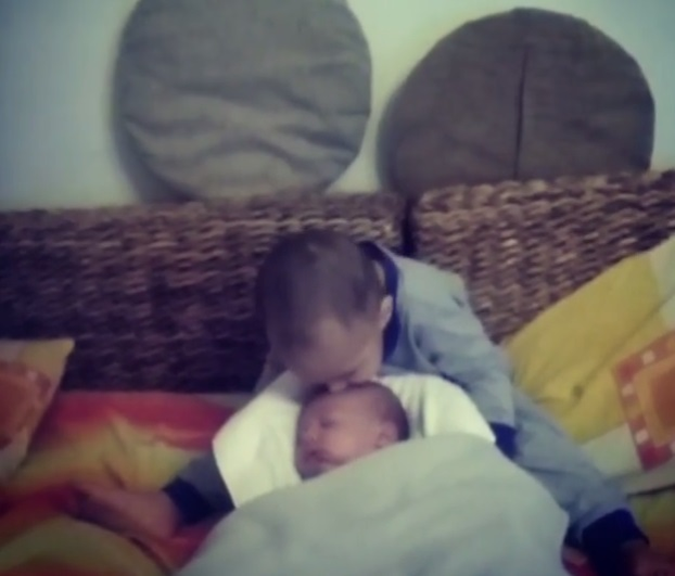 Dominic, un frate mai mare grijuliu! Imagini emoţionante cu băieţelul lui Velea şi al Antoniei în timp ce-l adoarme pe Akim