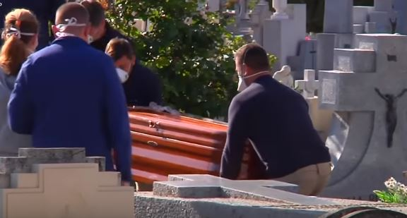 Ți se face pielea de găină! Cum arată o înmormântare pe vreme de pandemie COVID-19