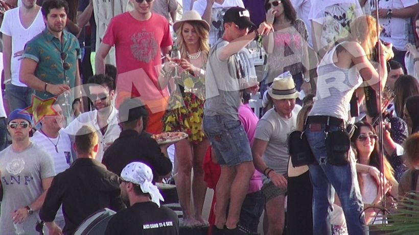 Demonstratie de tupeu! Delia a baut vin jumatate de zi la o petrecere pe plaja, apoi s-a urcat la volan!