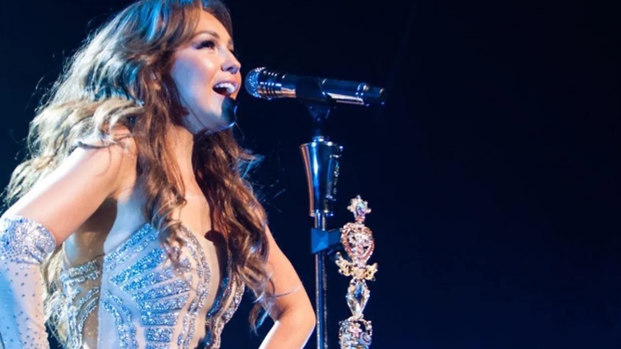Thalia a dat-o-n bară, la un concert! S-a defectat sonorizarea și a trebuit să cânte live! Cum sună vocea ei VIDEO