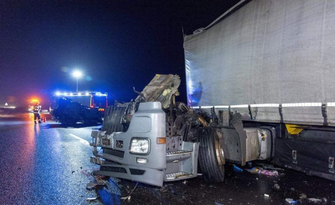 Un TIR românesc a intrat în plin într-un autocar, în Ungaria. © 24.hu