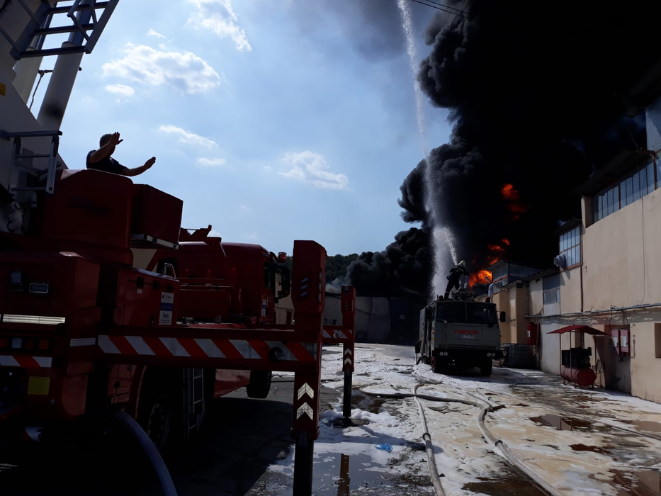 Incendiu puternic la o fabrică de vopsele din Mihăești-Vâlcea | FOTO + VIDEO