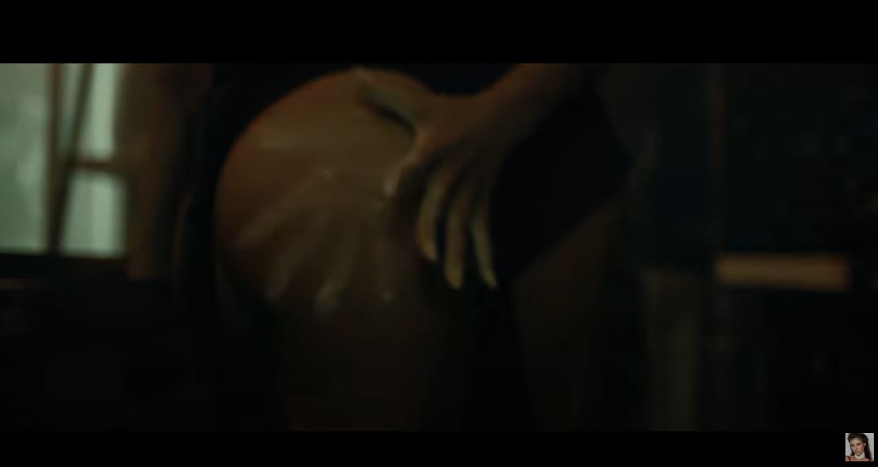 Antonia și Alina Ceușan, filmate în ipostaze ca-n filmele pentru adulți în cel mai nou clip al cântăreței! S-au atins pasional în zone intime și au flirtat una cu cealaltă | VIDEO