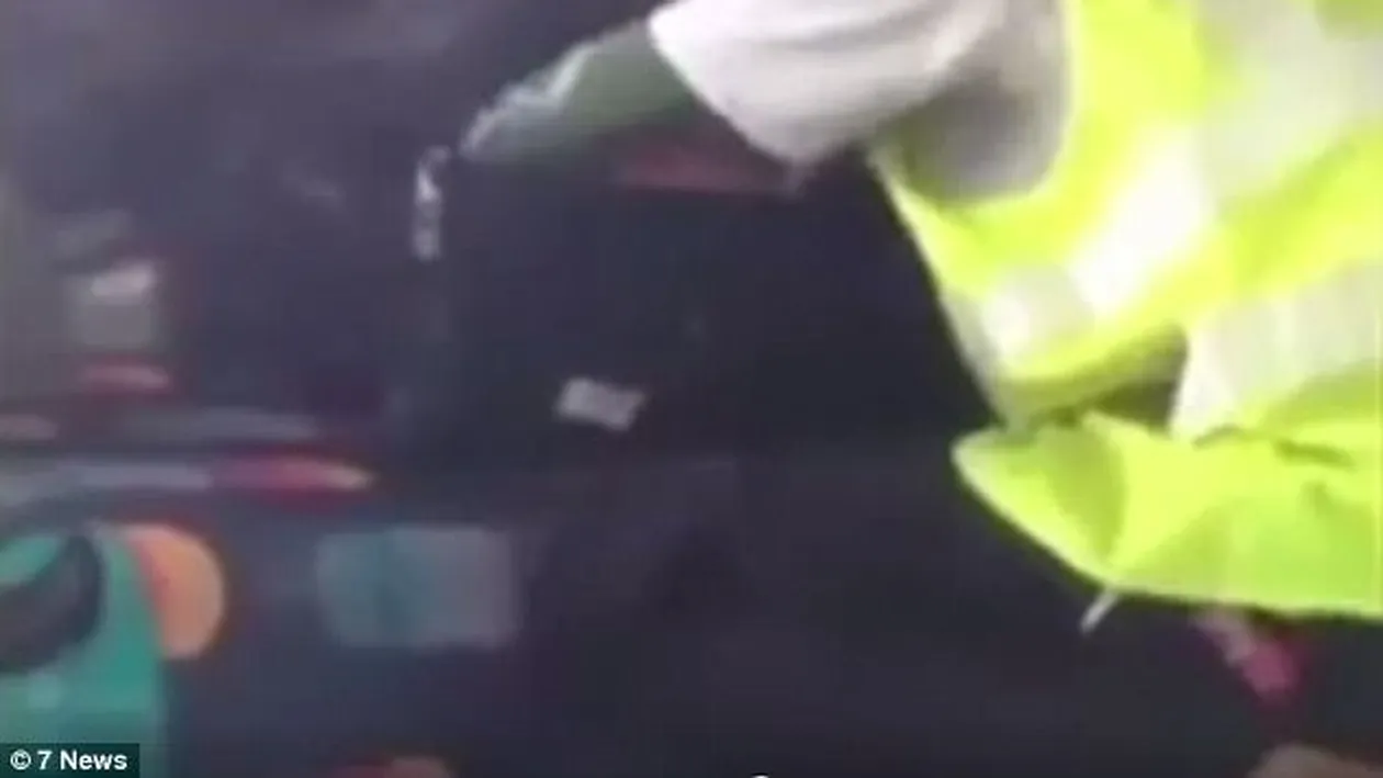 Cum se fură din bagaje în cala avioanelor! Angajatul unei companii aeriene, prins în fapt