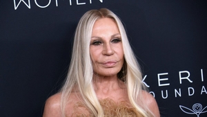 Donatella Versace și-a uluit total fanii cu această imagine. Nu le-a venit să creadă: „Cine e în poză?”