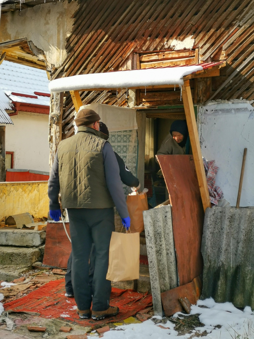 Voluntarii au urcat pe cărările de munte, în satele izolate