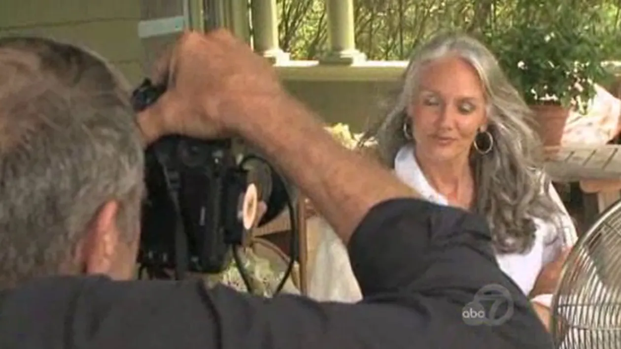 VIDEO Are 60 de ani si este un fotomodel ravnit! Isi etaleaza cu mandrie firele albe!