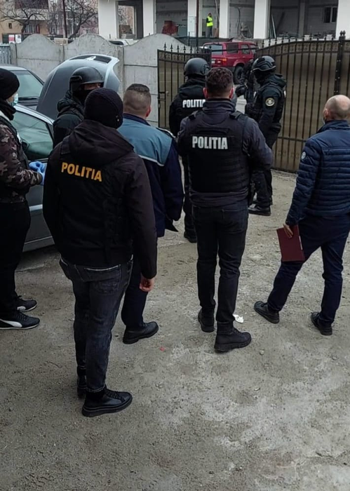 VIDEO | Percheziţii în Craiova şi Radovan, în urma unui scandal în stradă