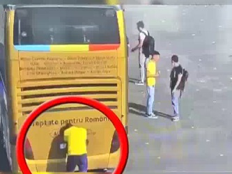 George Simion în timp ce schimbă plăcuțele