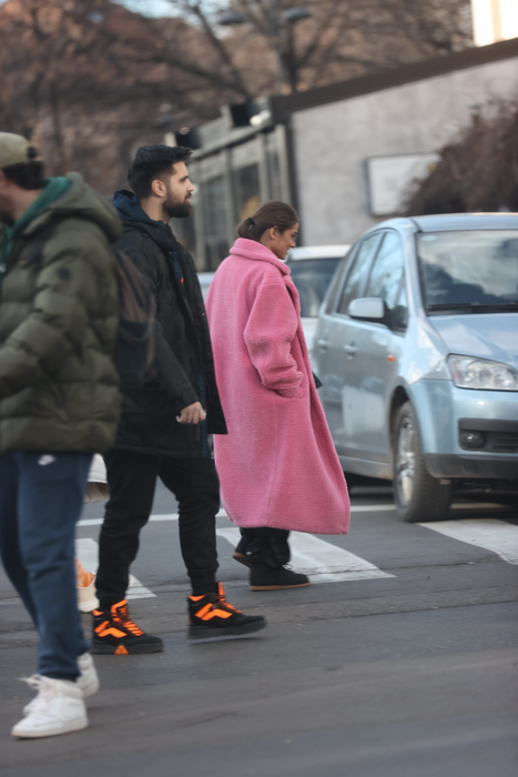 Theo Rose și iubitul, gesturi tandre în fața prietenilor! Pentru ce outfit-uri au optat artista și nepotul lui Nea Mărin!