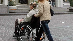 O româncă a moștenit 389.000 de euro și 3 case de la bătrânul italian pe care l-a îngrijit. Dar asupra ei planează o acuzație gravă