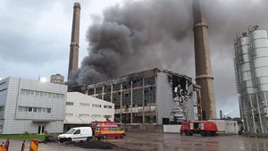 Pompierii au găsit un cadavru în hala cuprinsă de flăcări de la Brazi. Incendiul încă nu a fost stins
