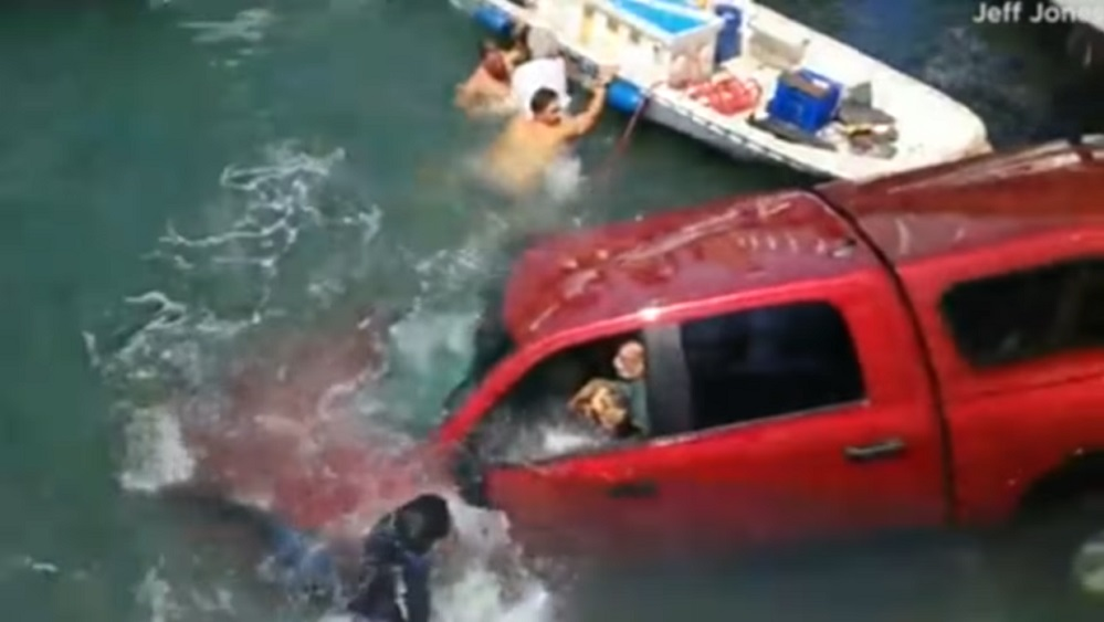 Operațiune de salvare contracronometru, după ce un șofer a plonjat cu mașina în apa unui port