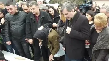 Imaginile zguduitoare care nu s-au văzut la nicio televiziune! Durere fără margini la înmormântarea Ilenei Ciuculete