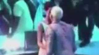 VIDEO Incredibil! Chris Brown a batut-o de a rupt-o, dar Rihanna s-a sarutat aseara pe gura cu el la Premiile MTV!