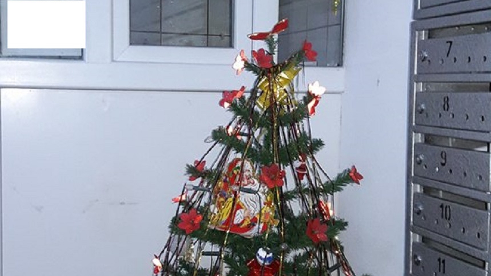 Amantlâc de Crăciun? "Grinchii" au tresărit când au văzut mesajul: "Nu umbla la brad, că...". Poza a devenit virală 