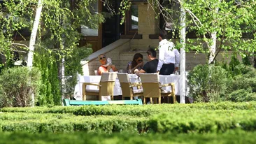 Aventuri de burlacite: Vica si Bianca si-au lasat linse ranile de o “fetita”, chiar sub ochii unui barbat!