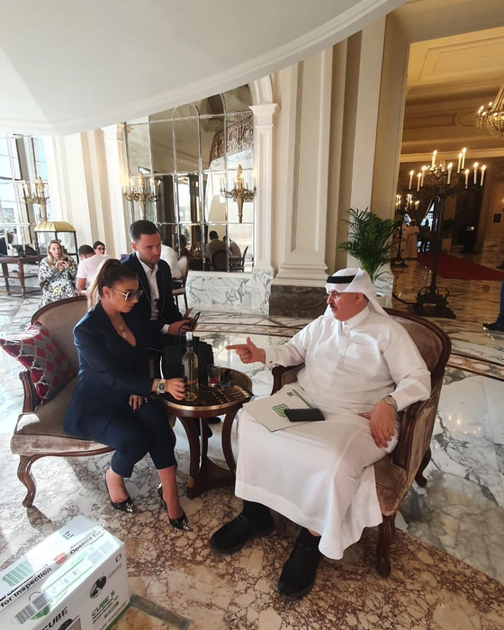 Anamaria Prodan îşi trăieşte viața de femeie liberă în Dubai! Cum a fost surprinsă sexy impresara alături de musculoșii Superkombat
