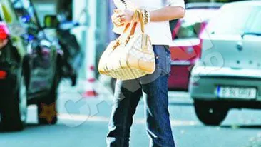 Fostul ministru al Muncii a luat o pauza! Lazaroiu si-a plimbat iubita in parc