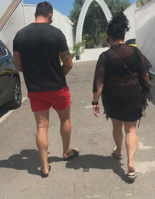 În afara iubițelului bodyguard, celebra avocată “Lizeta-descurcă-tot” a apărut la plajă cu un trabuc Toscanello, un Hublot și costum de baie-plasă