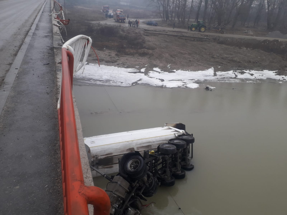 Șoferul nu a mai putut controla camionul din cauza poleiului și a plonjat cu el, de pe pod, în râu