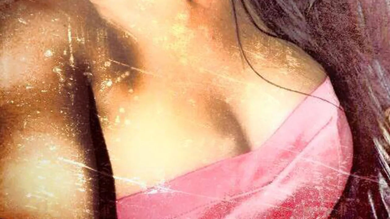 Ce imense sunt. Şi-a pus silicoane O cântăreaţă din România şi-a uimit admiratorii cu decolteul ăsta impresionant